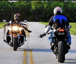 due motociclisti che si salutano